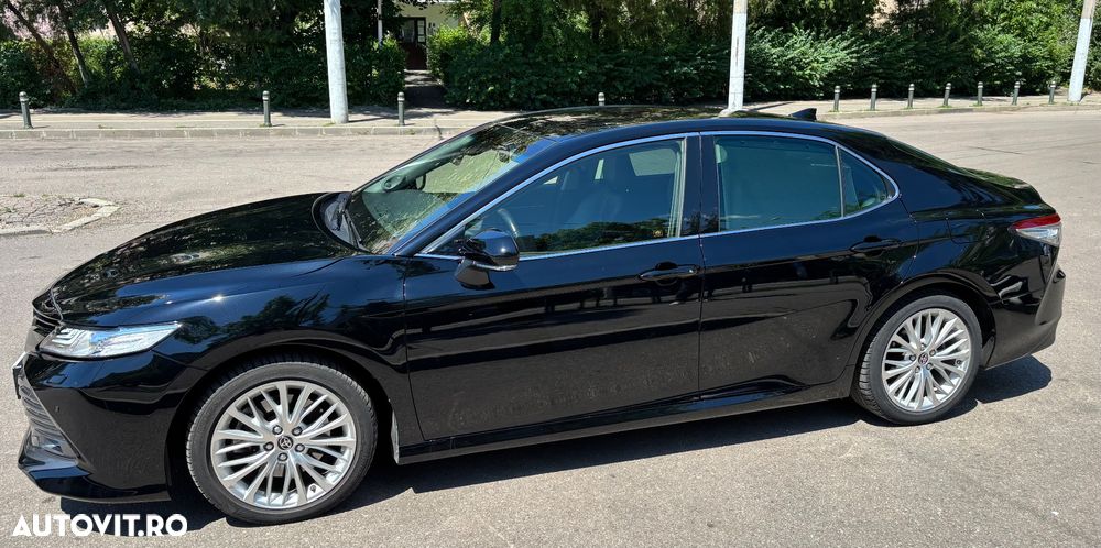 Toyota Camry Luxury - 1