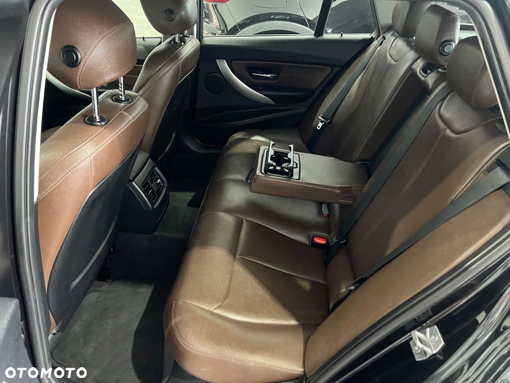 BMW Seria 3 320d Luxury Line - 15