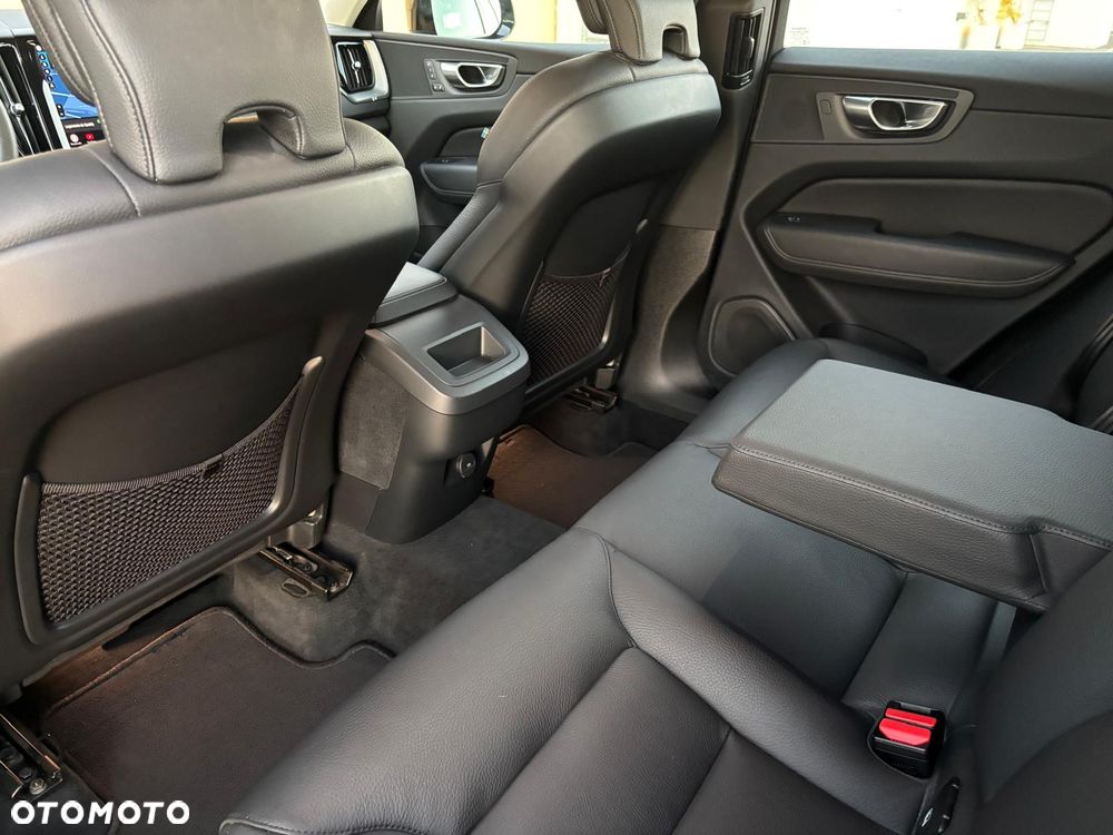 Volvo XC 60 B4 D Plus Dark - 17