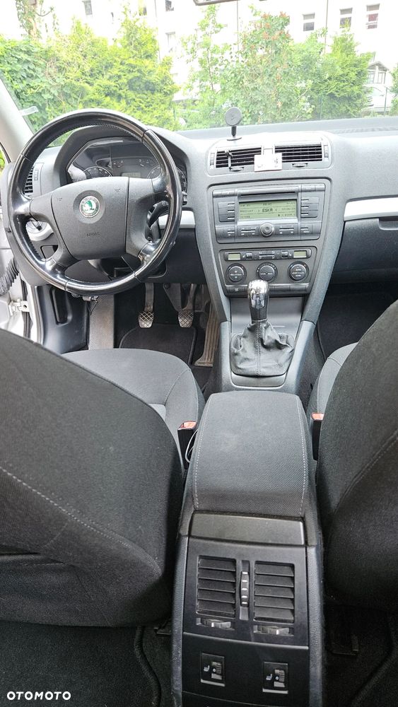 Skoda Octavia 1.6 Ambiente - 9