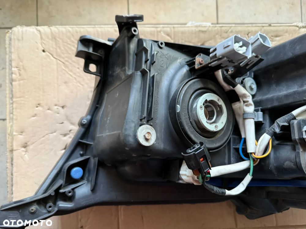 Reflektor / lampa przód przednia prawa Toyota Land Cruiser 200 LC200 - oryginalna - 3