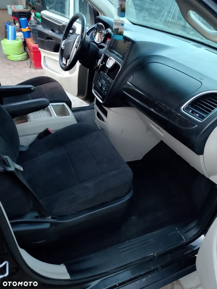 Chrysler Town & Country - 9