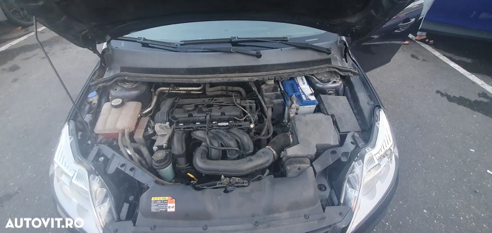Ford Focus 1.6i Ghia - 11