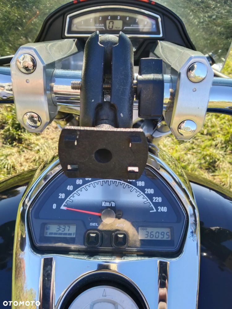 Suzuki Intruder - 14