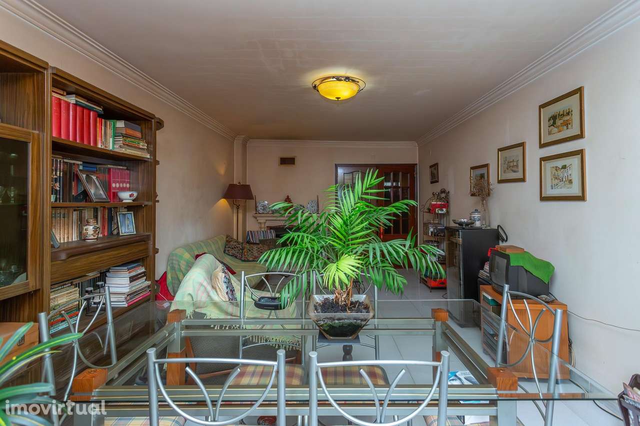 Apartamento T3 com Terraço e Parqueamento em Mem Martins - Grande imagem: 3/16