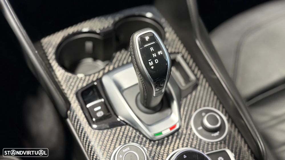 Alfa Romeo Giulia 2.9 V6 Bi-Turbo AT8 Quadrifoglio - 36