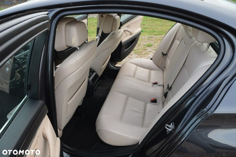BMW Seria 5 520d - 32