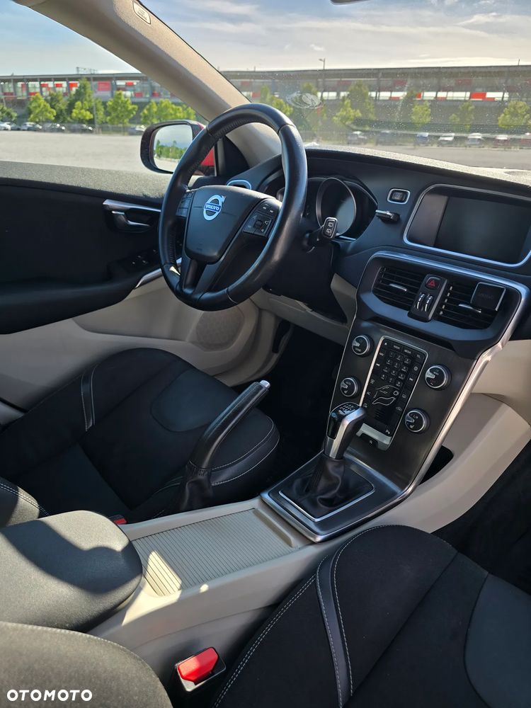 Volvo V40 T2 Drive-E Momentum - 17