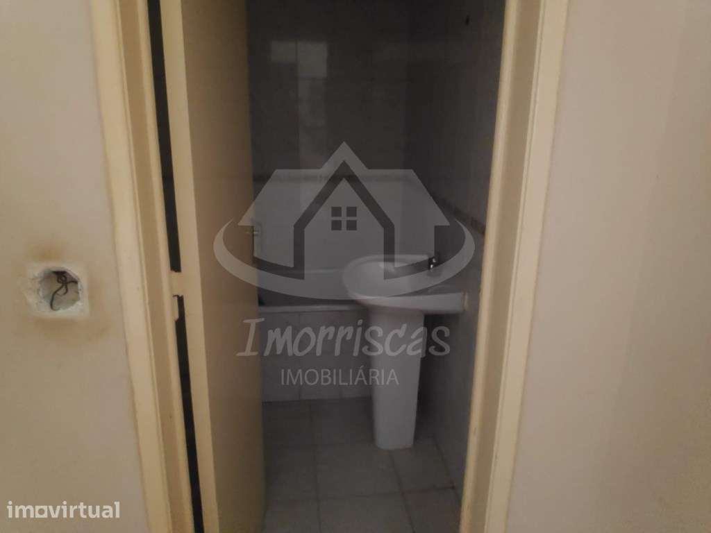 Apartamento T2 para obras totais, com logradouro, perto da estação ... - Grande imagem: 5/7