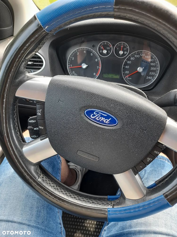 Ford Focus 2.0 Ghia - 8