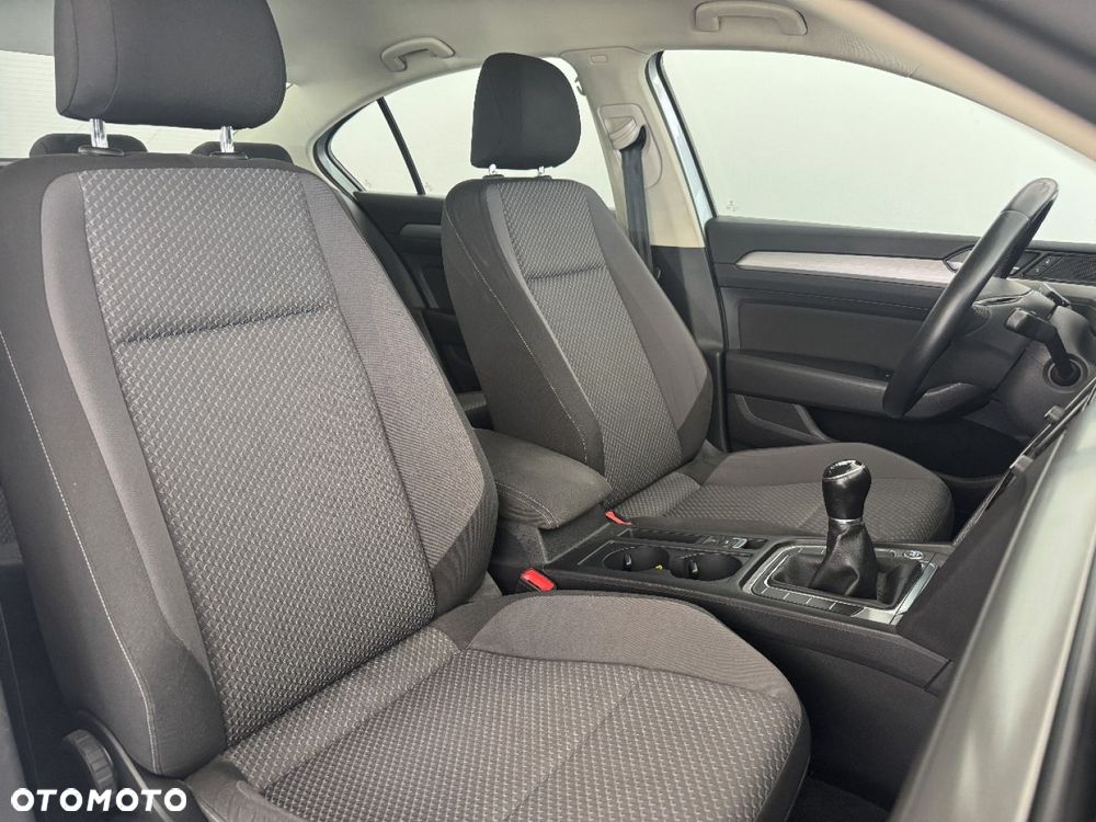 Volkswagen Passat 1.6 TDI BMT Comfortline - 22