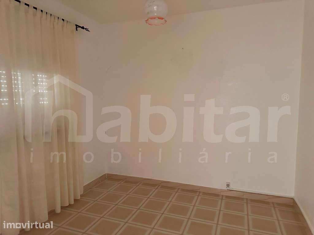 Moradia T2 com Quintal, Sótão Aproveitado e Potencial para T4 - Grande imagem: 4/15