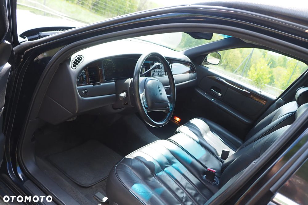 Lincoln Town Car - 11