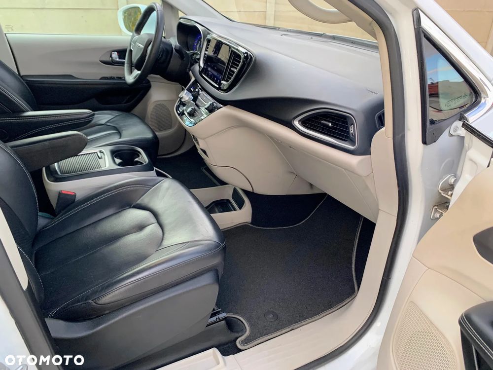 Chrysler Pacifica - 17
