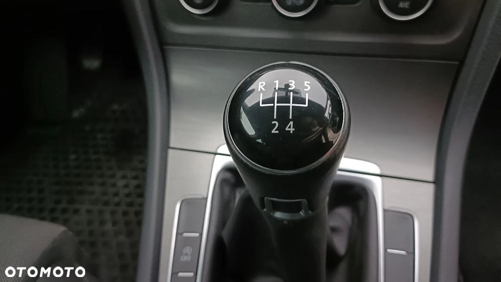 Volkswagen Golf 1.6 TDI BMT Highline - 28