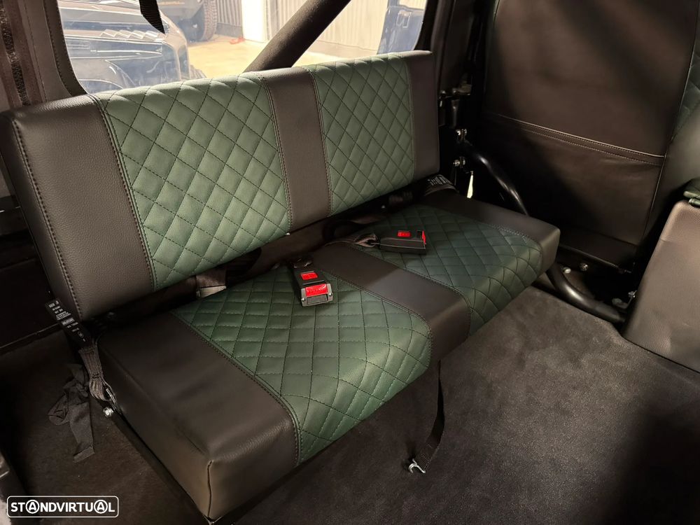 Land Rover Defender - 36