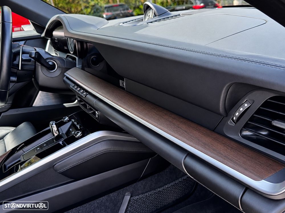 Porsche 911 (992) - 12