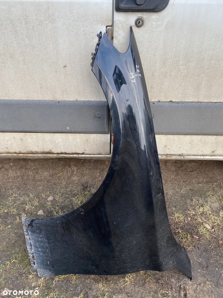 MERCEDES 205 blotnik lewy kolor 197 - 1