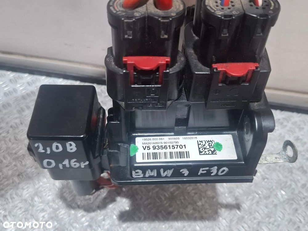 Skrzynka rozdzielacz napięcia BMW 3 F30 2016 rok 2,0 Benzyna nr 935615701 - 2