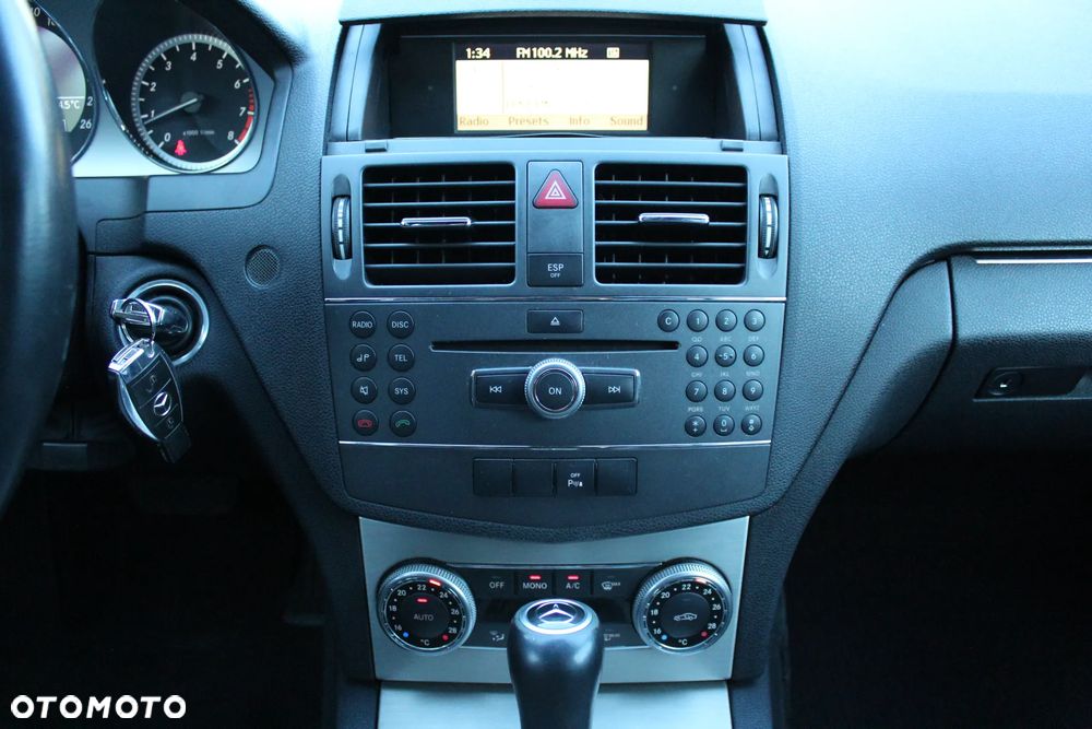 Mercedes-Benz Klasa C 180 T CGI Automatik BlueEFFICIENCY Avantgarde - 26
