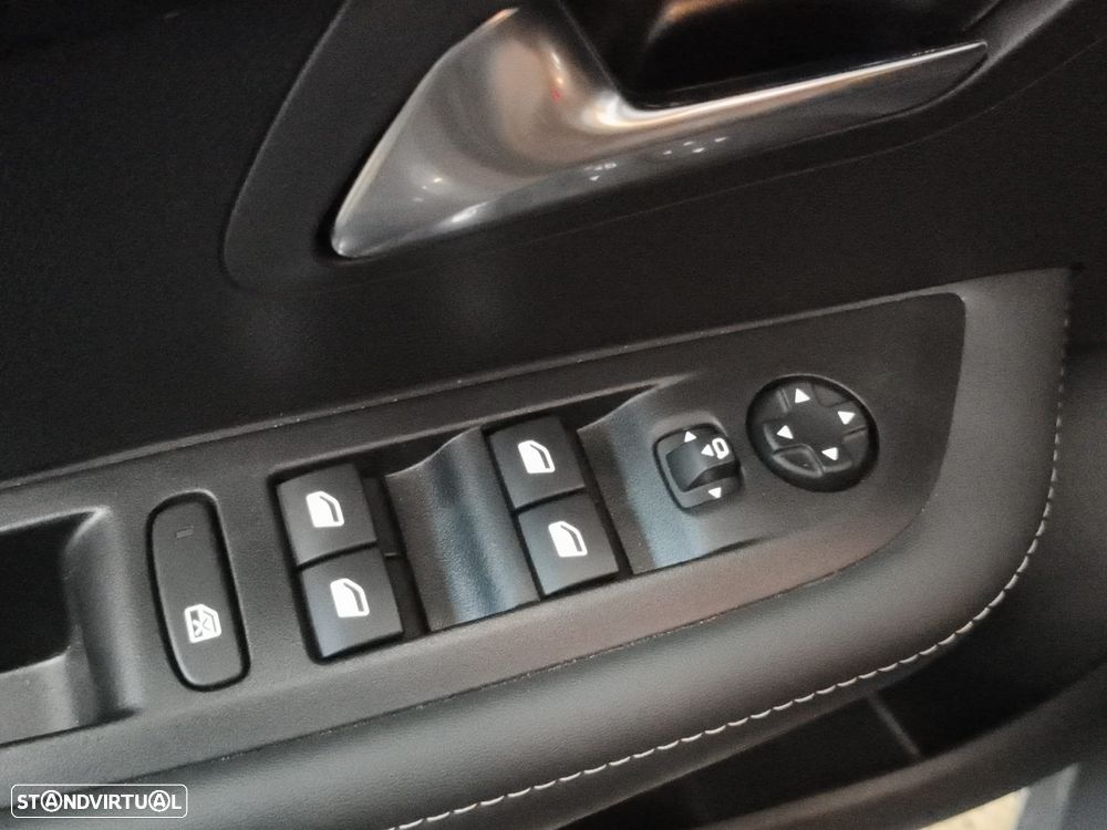 Peugeot 208 1.2 Hybrid Allure e-DCS6 - 15