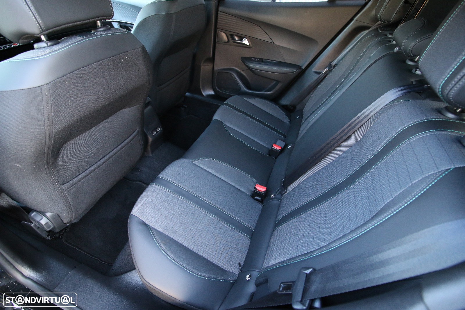 Peugeot 2008 1.2 PureTech Allure Pack - 16