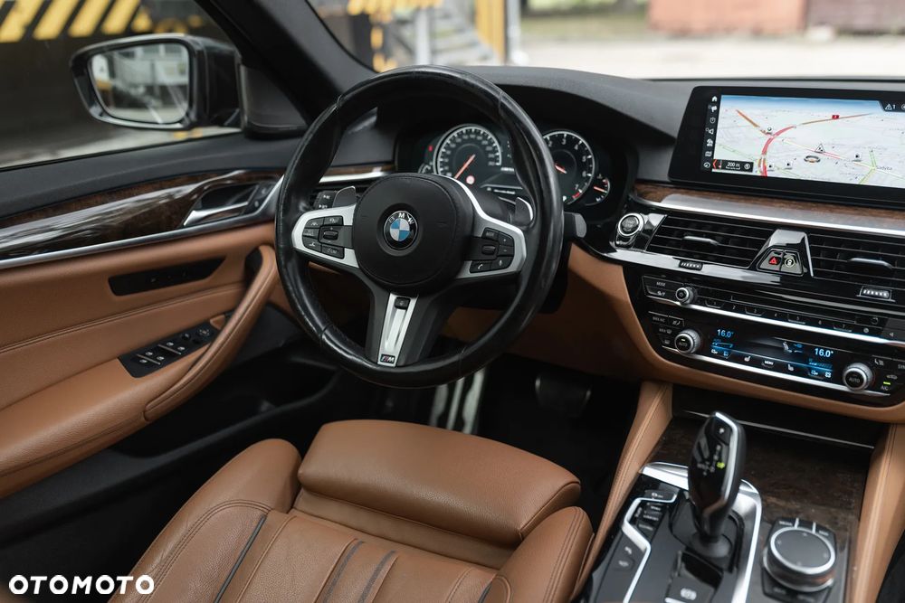 BMW Seria 5 M550i xDrive sport - 22