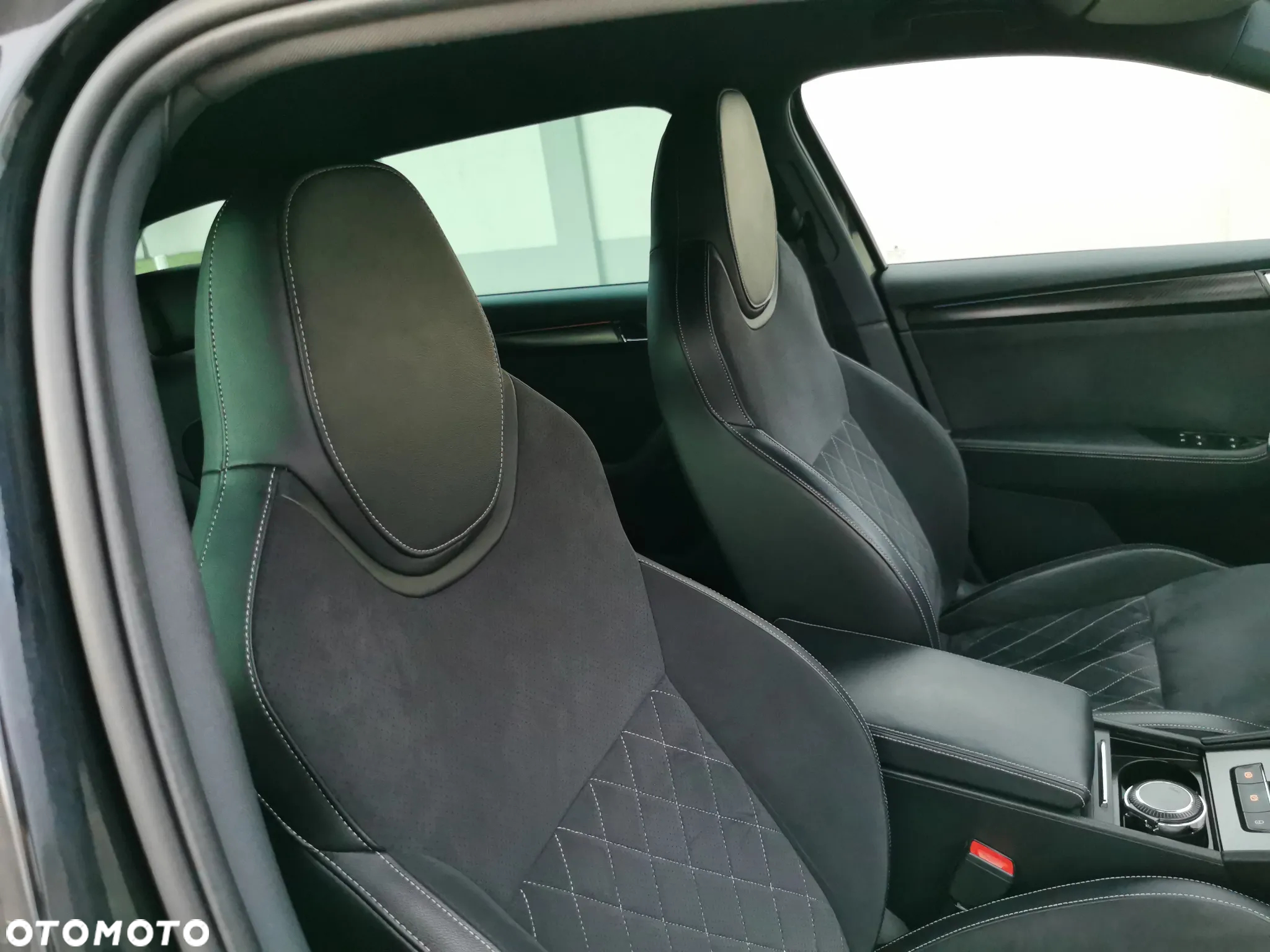 Skoda Superb Combi 2.0 TDI DSG Sportline - 25