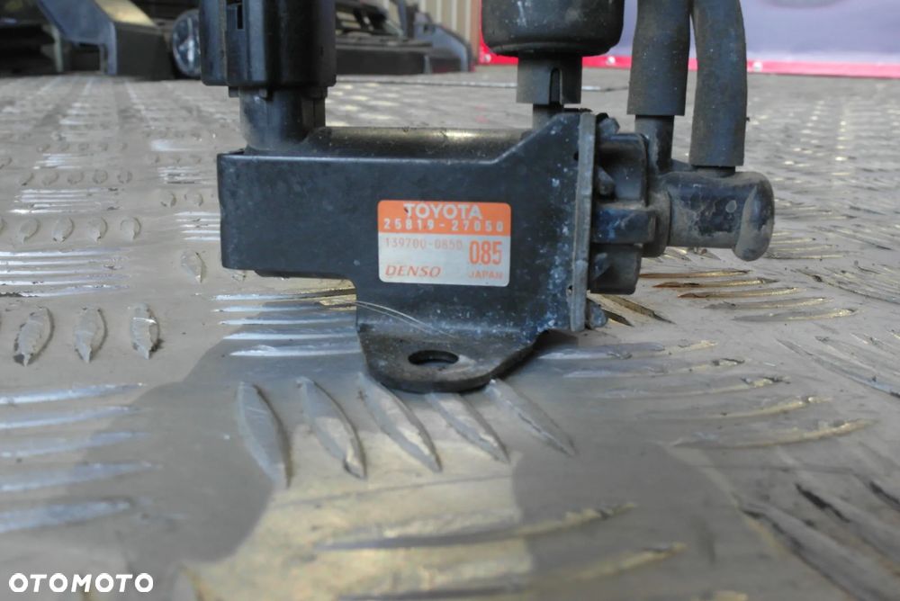 TOYOTA AVENSIS T25 2.0 D4D 25819-27050 ZAWÓR PODCIŚNIENIA - 2