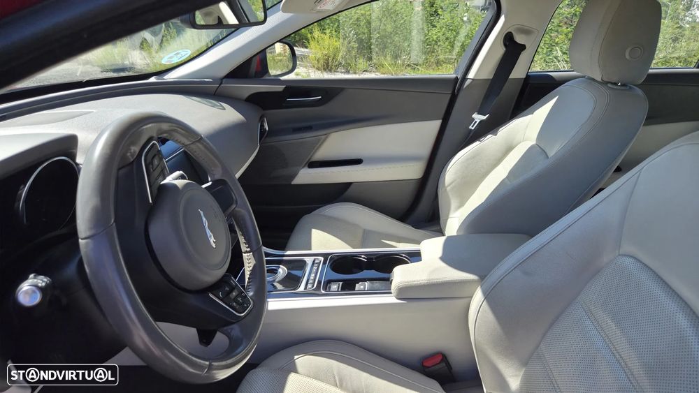 Jaguar XE 20d Aut. Portfolio - 11