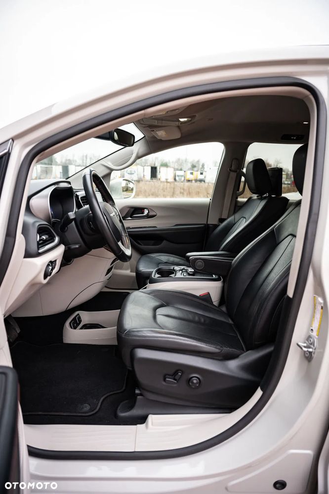 Chrysler Pacifica - 11