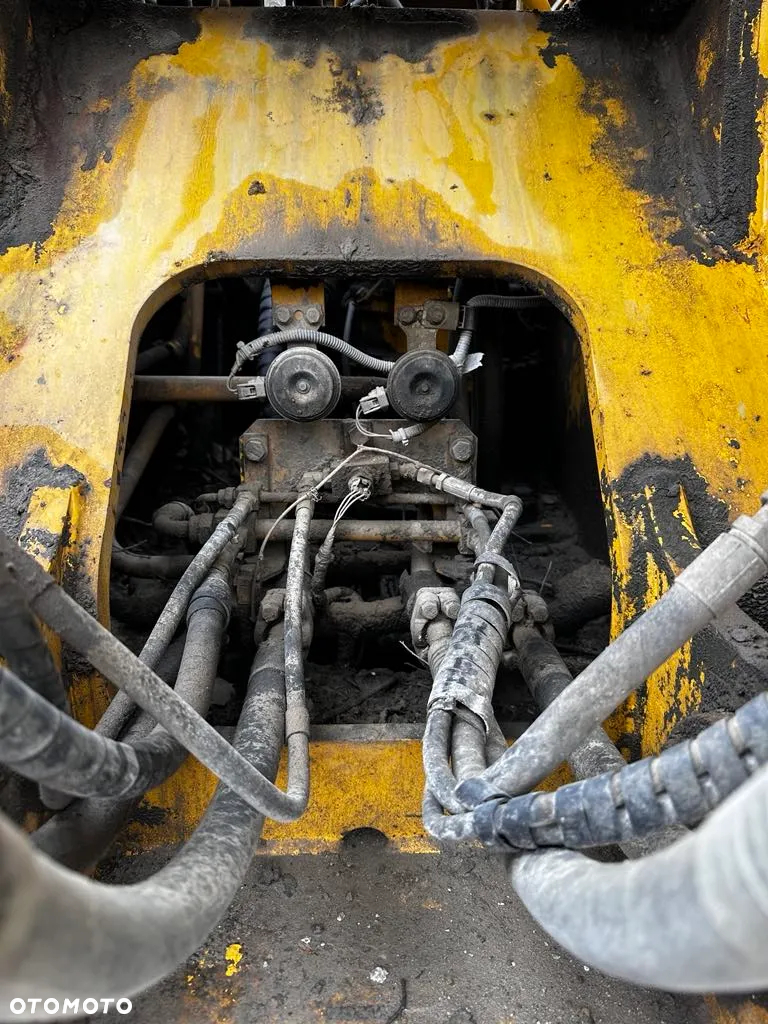 Komatsu 240-8 - 7
