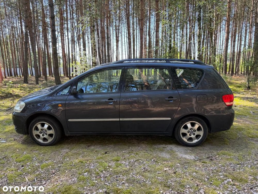 Toyota Avensis Verso D-4D - 1