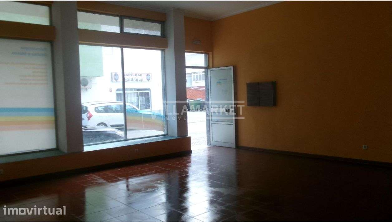 Loja da banca com 69 m2 + 1 arrecadação com 88 m2 situada na Baixa da - Grande imagem: 3/9