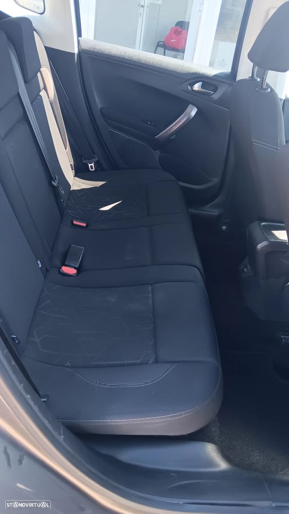 Peugeot 2008 1.4 HDi Active - 25
