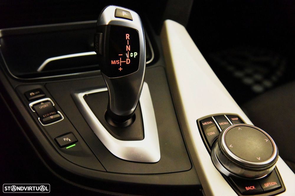 BMW 320 d Touring xDrive Auto - 13