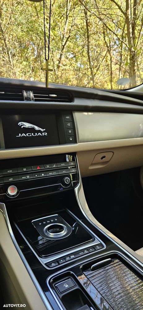 Jaguar XF 20d RWD R-Sport - 6