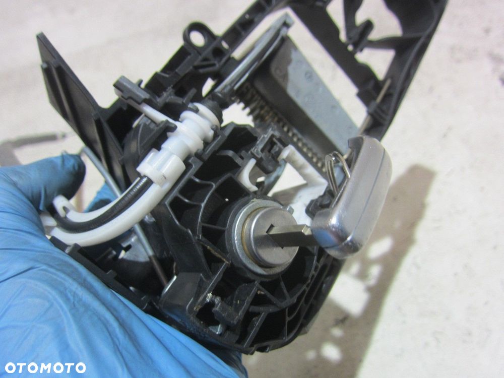 BMW X5 F15 F16 F48 WSPORNIK KLAMKI LEWEJ WKŁADKA DRZWI KLUCZYK 51217401211 - 2
