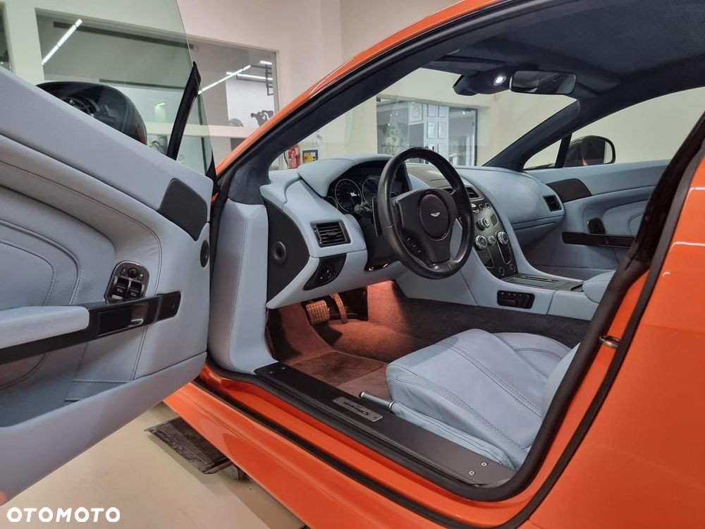 Aston Martin V12 Vantage - 15