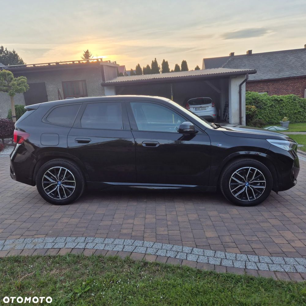 BMW iX1 xDrive30 M Sportpaket - 4