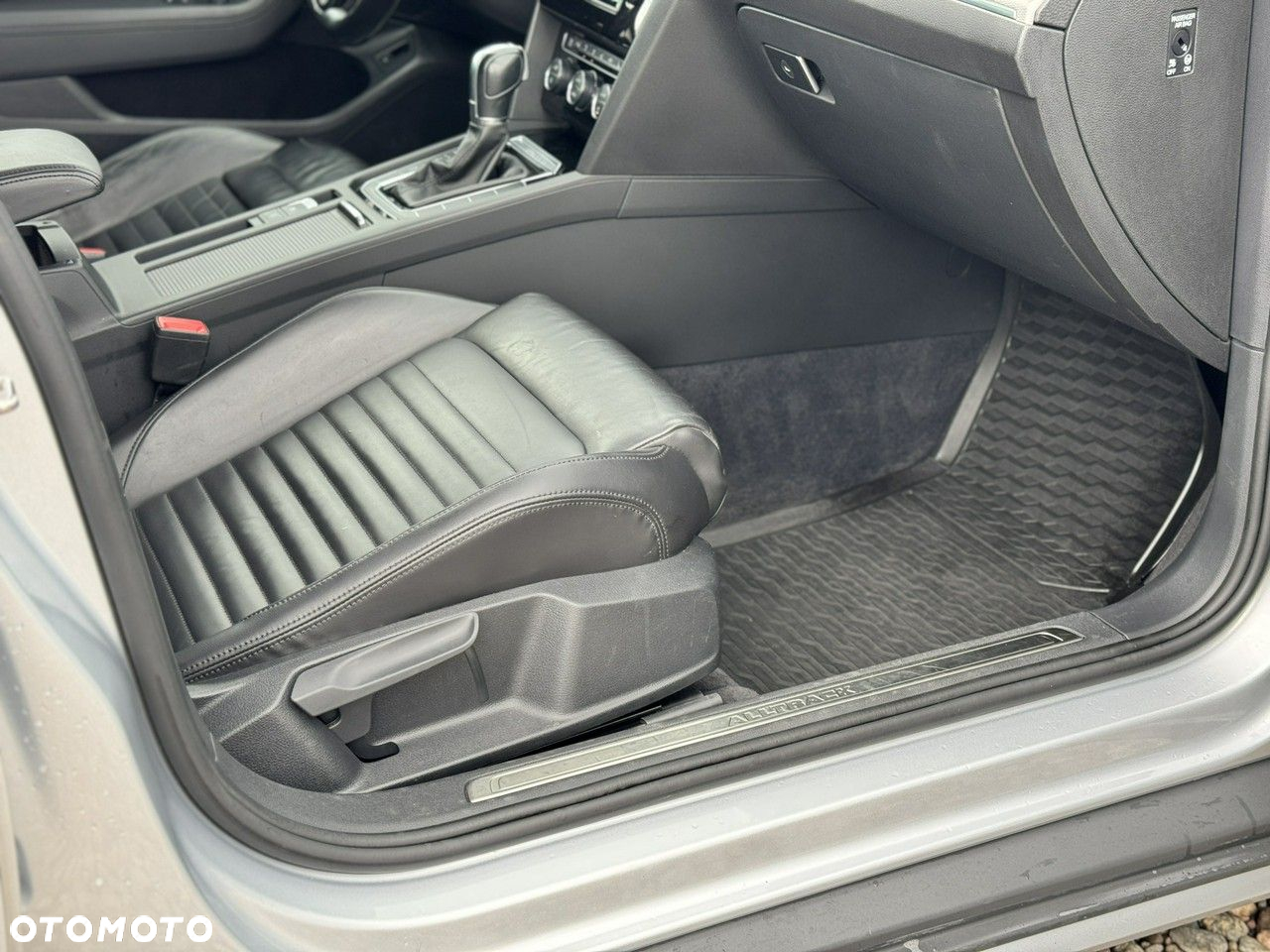 Volkswagen Passat Variant 2.0 TDI SCR DSG 4Motion Alltrack - 36