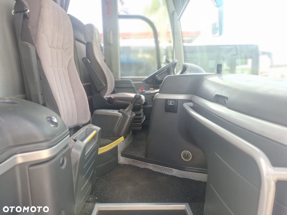 MAN LION'S COACH - 19