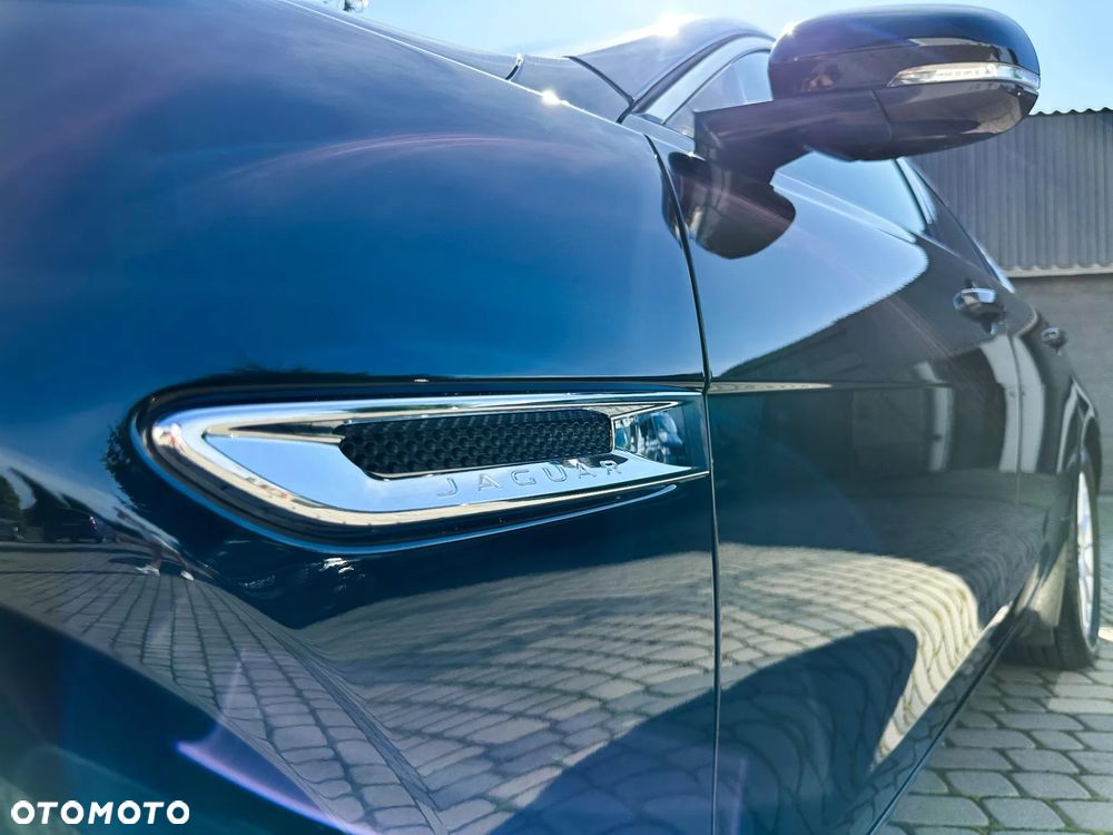 Jaguar XE 2.0 D R-Sport - 16