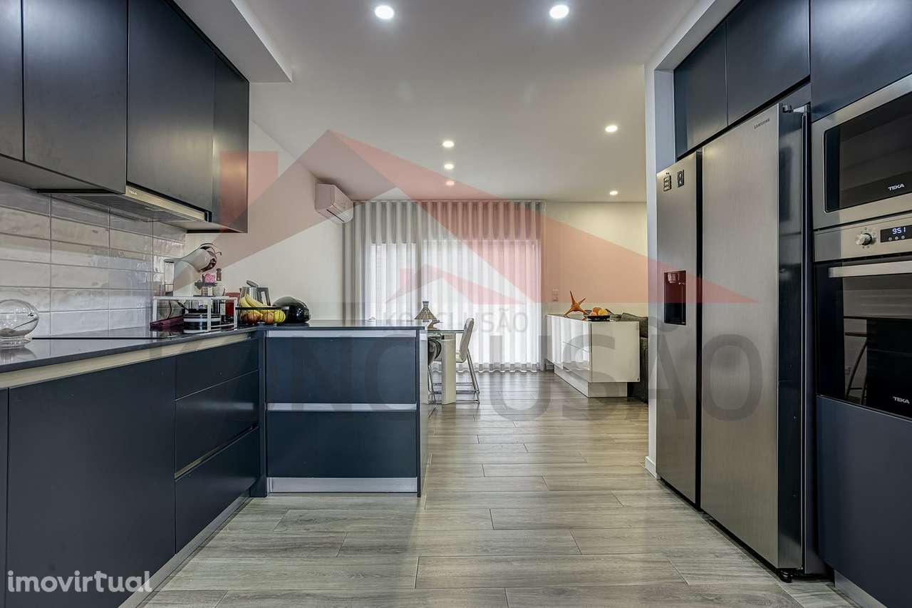 Moradia T4 de arquitetura moderna, estado de nova. - Grande imagem: 4/45