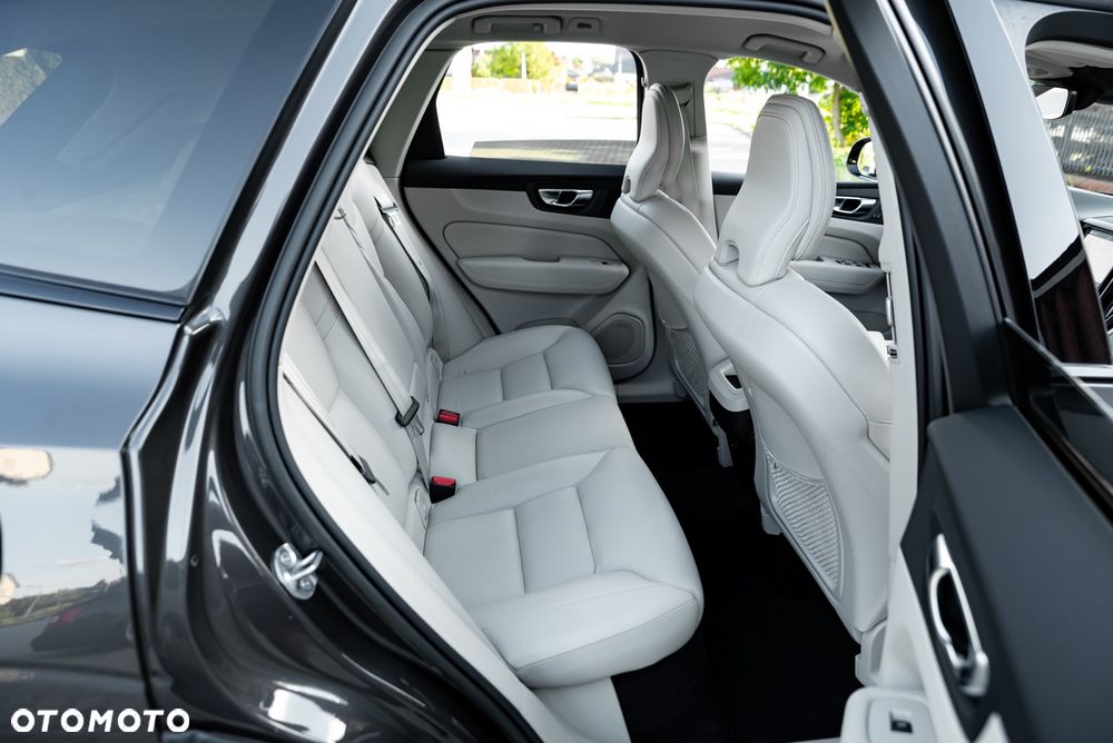 Volvo XC 60 D5 AWD R-Design - 22