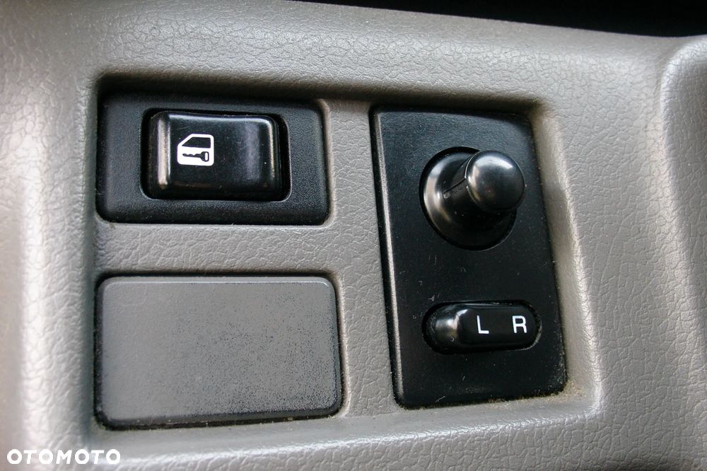 Nissan Prairie 2.0 SLX 5os - 17