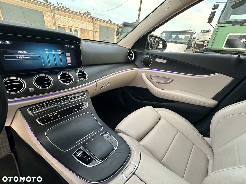 Mercedes-Benz Klasa E 220 d 4-Matic - 26
