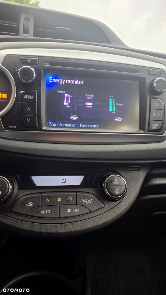 Toyota Yaris Hybrid 100 Sol - 2