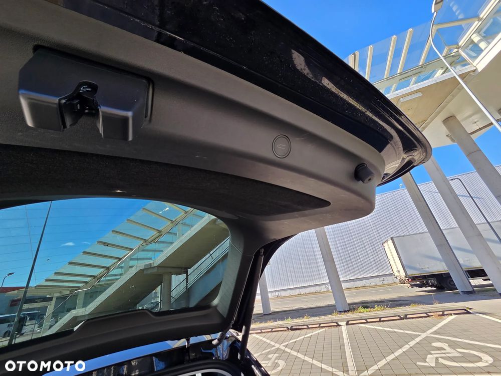 Tesla Model Y - 21