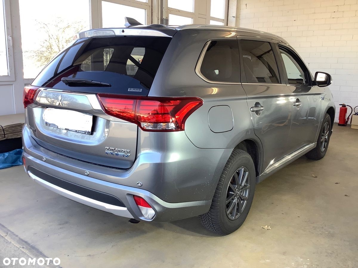 Mitsubishi Outlander 2.0 4WD Plug-In Hybrid - 27